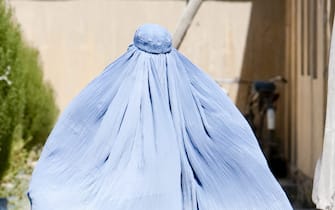 Una donna in burqa a Kabul, 20 agosto 2009. Diventa legge in Francia il divieto di indossare il burqa nei luoghi pubblici. ANSA/OLIVIER MATTHYS