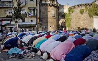 Fedeli dell'Islam riuniti in preghiera per la celebrazione della Festa del Sacrificio in una piazza di Napoli, 4 ottobre 2014.  ANSA / CIRO FUSCO
