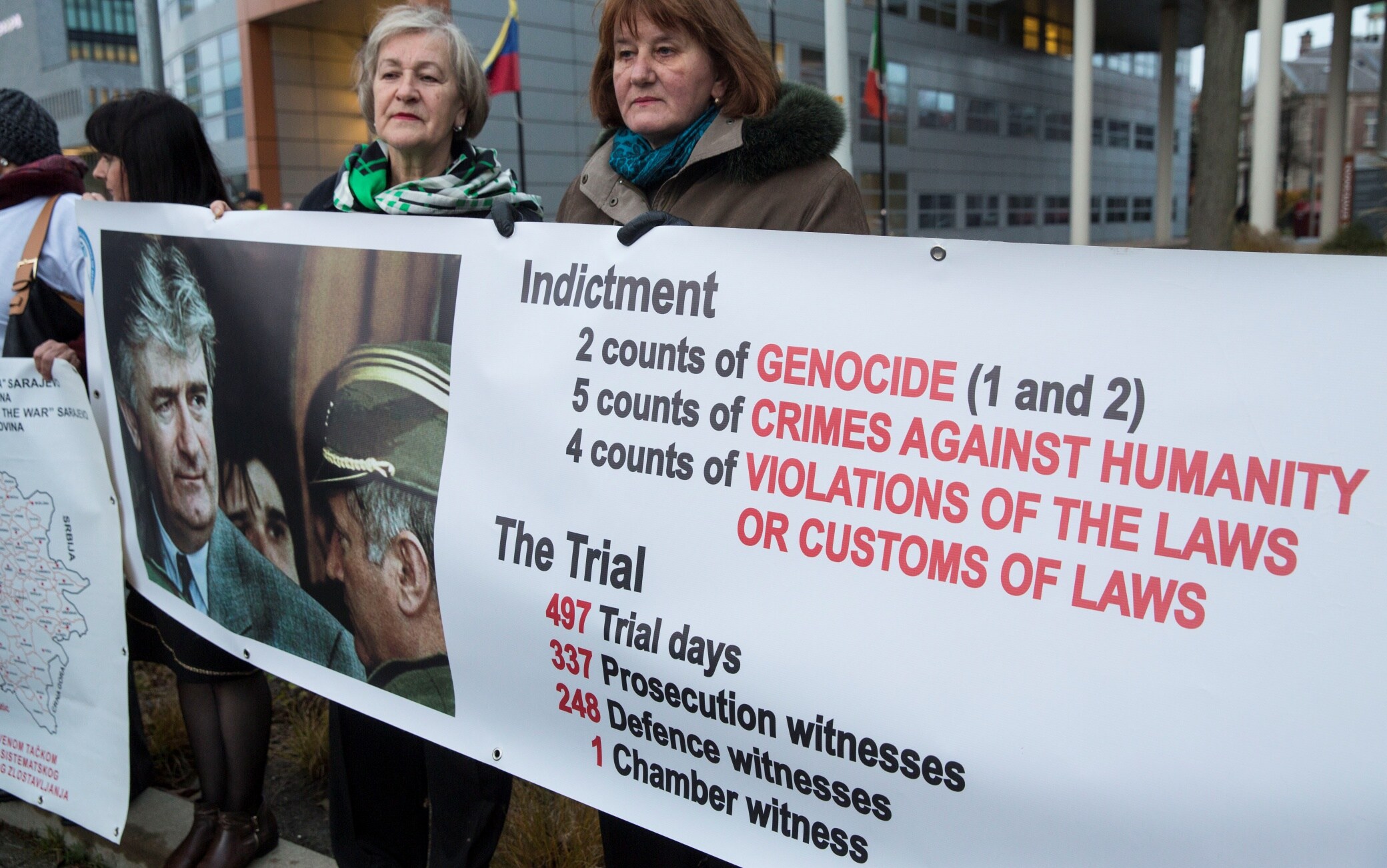 Alcuni manifestanti durante un'udienza nei confronti di Mladic al Tribunale dell'Aja