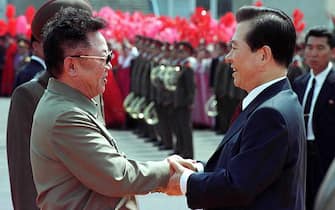 370830 13: North Korean leader Kim Jong Il, left, and South Korean President Kim Dae-jung, right, shake hands as Kim Dae-jung arrives June 13, 2000 at the Sunan International Airport in Pyongyang, North Korea . The handshake was the first between the two leaders of the divided Korean peninsula since the two sides separated more than 50 years ago. (Photo by Newsmakers)