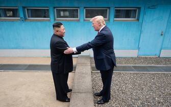 Vertice June 30, 2019, Korean Demilitarized Zone: President DONALD TRUMP meets North Korean leader KIM JONG-UN meet at the Freedom House on the southern side of the truce village of Panmunjom in the Demilitarized Zone, which separates the two Koreas. Earlier, Trump became the first sitting U.S. president to step onto North Korean soil.
(Credit Image: © White House/ZUMA Wire/ZUMAPRESS.com)