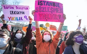 Donne manifestano contro l'uscita della Turchia dalla convenzione di Istanbul
