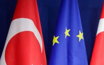 Bandiere della Turchia e dell'Unione europea