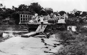 Un pont endommagé par un tremblement de terre à Assam, Inde le 25 août 1950. (Photo by KEYSTONE-FRANCE/Gamma-Rapho via Getty Images)