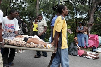 PORT AU PRINCE (HAITI) - TERREMOTO DEVASTA L ISOLA CARAIBICA - A CENTINAIA DI MIGLIAIA I MORTI - TERZO GIORNO - FERITI - SFOLLATI - SOCCORSI - CADAVERI - DISASTRO - CATASTROFE - TRAGEDIA - SISMA (PORT AU PRINCE - 2010-01-15, PHOTOPQR/LE PARISIEN/MAXPPP / IPA) p.s. la foto e' utilizzabile nel rispetto del contesto in cui e' stata scattata, e senza intento diffamatorio del decoro delle persone rappresentate