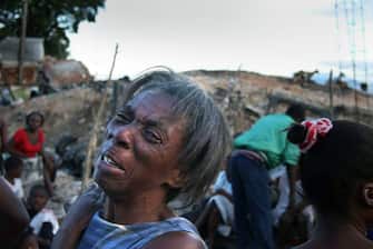 *PORT AU PRINCE - TERREMOTO DEVASTA HAITI PORT AU PRINCE (HAITI) - TERREMOTO DEVASTA L ISOLA CARAIBICA A CENTINAIA DI MIGLIAIA I MORTI - ACCAMPAMENTI - FERITI - SFOLLATI - SOCCORSI (PORT-AU-PRINCE (HAITI) - 2010-01-13, UPI / IPA) p.s. la foto e' utilizzabile nel rispetto del contesto in cui e' stata scattata, e senza intento diffamatorio del decoro delle persone rappresentate