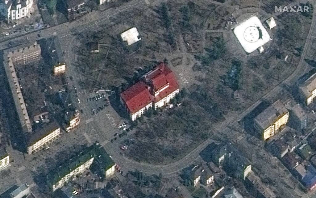 Immagini satellitari del teatro di Mariupol