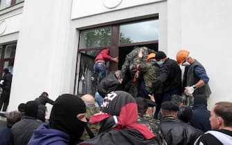 epa04185102 Seperatists enter the Regional Administration building in Lugansk, Ukraine, 29 April 2014. Pro-Russian protestors continued occupying government, police and other administrative buildings in eastern Ukrainian cities, in defiance of an ultimatum by the Ukrainian government to lay down their weapons.  EPA/ZURAB KURTSIKIDZE