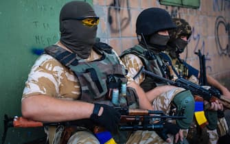 epa04349705 Ukrainian soldiers of 'the Donbass' battalion rest during an anti terrorist operation against militants, in Maryinka town, near of Donetsk, Ukraine, 11 August 2014. Ukrainian government forces have narrowed the ring around Luhansk and the other rebel stronghold in Donetsk.  EPA/ROMAN PILIPEY