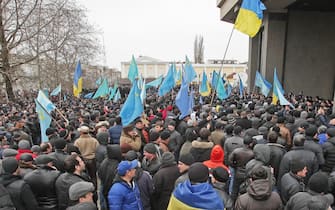 epa04100948 Crimean Tatar activists attend a protest near the Parliament building in Simferopol, Crimea, Ukraine, 26 February 2014. Crimean Tatar activists gathered at the Crimean Parliament building to protests against a possible decision to separate the Crimea region from Ukraine. The country's new leaders had promised 25 February to fight separatism, as Russia and the European Union called on them to ensure the country's integrity. Interim President Oleksandr Turchynov was referring to Crimea, where ethnic Russian protesters have threatened to secede after the power change in Kiev.  EPA/ARTUR SHVARTS