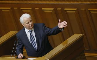 epa04046441 Former Ukrainian President Leonid Kravchuk speaks to lawmakers during an extraordinary session of the Ukrainian parliament in Kiev, Ukraine, 29 January 2014. Ukraine's parliament debated an amnesty for protesters, a day after the country's Prime minister and cabinet resigned and legislators repealed stringent protest laws to appease anti-government demonstrators. President Viktor Yanukovych has said he wants the amnesty to be conditional on protesters leaving occupied public buildings and removing barricades.  EPA/SERGEY DOLZHENKO