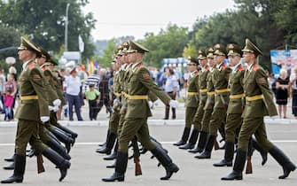 epa03847850 Soldiers of the unrecognised state of Transnistria take part in a military parade during the Independence Day celebration in Tiraspol city, 78 km East from Chisianu, Moldova, 02 September 2013. The Transnistria, Pridnestrovian Moldavian Republic celebrated 23 years of self-styled independence on 02 September 2013.  EPA/STRINGER