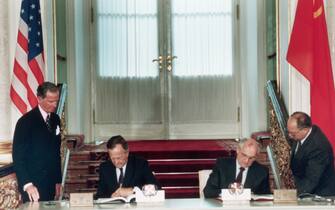 President George Bush and Mikhail Gorbachev sign the START treat in Moscow as Secretary of State James Baker and a Soviet official look on, July 31, 991. (Photo by © CORBIS/Corbis via Getty Images)