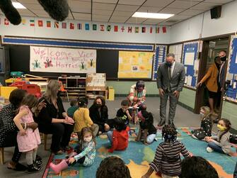 Kamala Harris fa visita ad una scuola elementare a New Haven, Connecticut