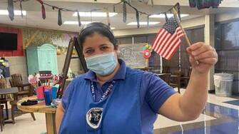 Yanet Vilamontes López, cubana, diventa cittadina usa e i suoi studenti la applaudono