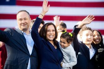 California Senator Kamala Harris waves next to her husband  Douglas Emhoff (L) during a rally launching her presidential campaign on January 27, 2019 in Oakland, California. (Photo by NOAH BERGER / AFP) (Photo by NOAH BERGER/AFP via Getty Images)