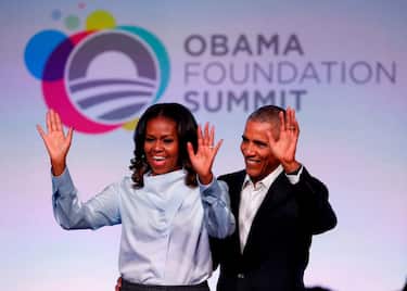 Former US President Barack Obama and his wife Michelle arrive at the Obama Foundation Summit in Chicago, Illinois, October 31, 2017. / AFP PHOTO / Jim Young        (Photo credit should read JIM YOUNG/AFP via Getty Images)