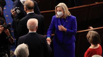 Liz Cheney saluta Biden al Congresso