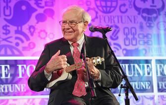 WASHINGTON, DC - OCTOBER 15:  Warren Buffett performs onstage at FORTUNE Most Powerful Women Summit on October 15, 2013 in Washington, DC.  (Photo by Paul Morigi/Getty Images for FORTUNE)