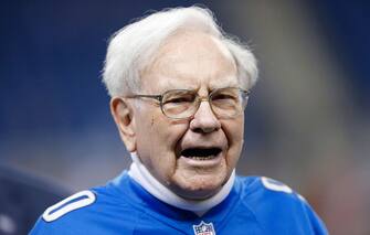 DETROIT, MI - DECEMBER 14:  Warren Buffett attends the football game between the Minnesota Vikings and the Detroit Lions at Ford Field on December 14, 2014 in Detroit, Michigan. The Lions defeated the Vikings 16-14.  (Photo by Leon Halip/Getty Images)