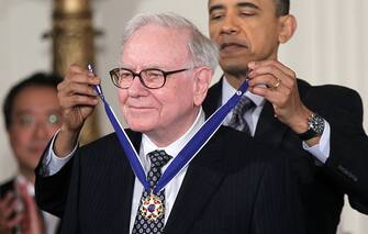 WASHINGTON, DC - FEBRUARY 15:  Investor Warren Buffett (L) is presented with the 2010 Medal of Freedom by U.S. President Barack Obama during an East Room event at the White House February 15, 2011 in Washington, DC. Obama presented the medal, the highest honor awarded to civilians, to twelve pioneers in sports, labor, politics and arts.  (Photo by Alex Wong/Getty Images)