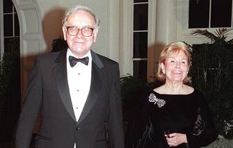 WASHINGTON, :  Warren Buffett (L), chairman and CEO of Berkshire Hathaway, arrives with his wife Susan at the White House 05 February for a state dinner in honor of the British Prime Minister Tony Blair and his wife Cherie. Billionaire Buffett has accumulated one-fifth of the world's yearly output of silver since July. When the news broke 04 February of Buffett's hoard, silver broke the seven USD an ounce barrier for the first time since 1988, and 05 February silver went to an almost 10-year high of 7.54 USD an ounce. AFP PHOTO Chris KLEPONIS (Photo credit should read CHRIS KLEPONIS/AFP via Getty Images)