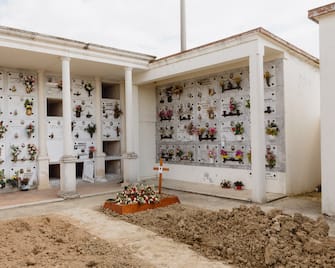 April 2020, Vo’ (Padua), Italy - Tomb of Adriano Trevisan, 78, first certified italian victim of COVID-19
><
Aprile 2020, Vo’ (Padova), Italia - Tomba di Adriano Trevisan, 78 anni, prima vittima certificata di COVID-19