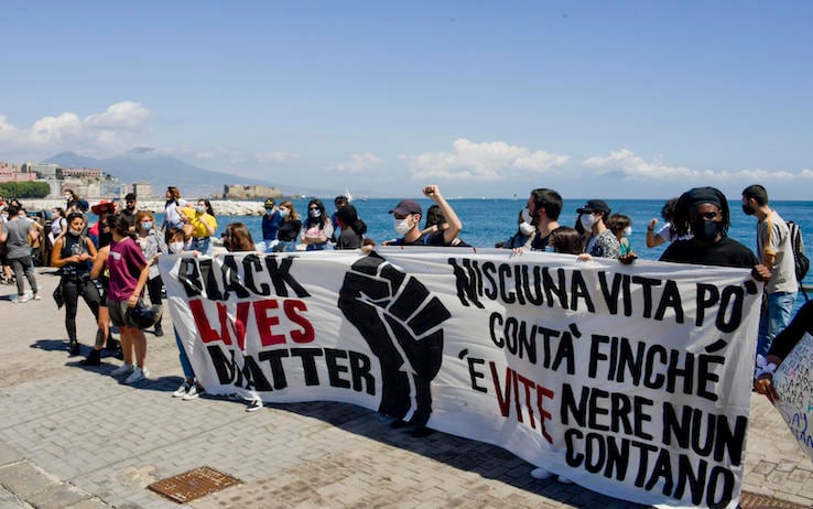 Un momento della protesta Hundreds of people demonstrate outside the US consulate in Naples (Italy) in commemoration of the death of George Floyd, an African American man who died in Minneapolis police custody on May 25 after the arrested officer knelt on his neck for more than eight minutes, 06 June 2020.