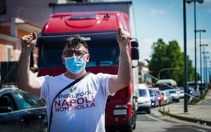 Napoli, operai Whirlpool in catene: “Contro l’immobilismo del Governo”