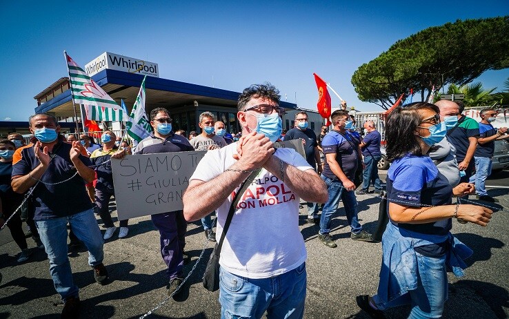 Whirlpool: presidio e corteo intorno fabbrica. Un momento del presidio dei lavoratori all'esterno dello stabilimento Whrilpool in Via Argine a Napoli, 23 Giugno 2020.ANSA/CESARE ABBATE