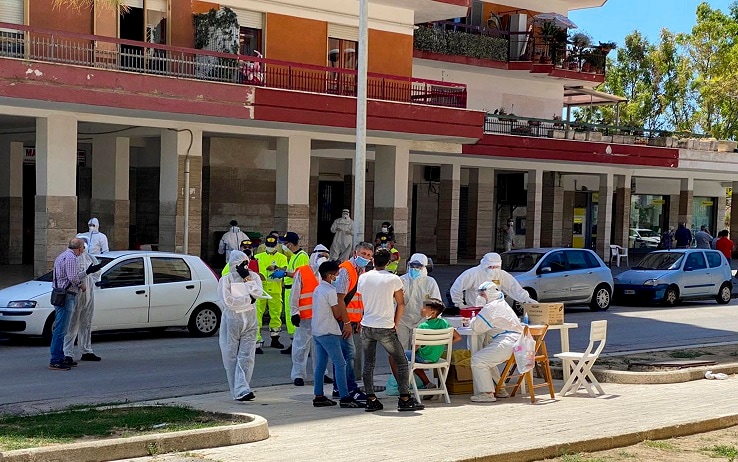 I controlli di operatori sanitari ed agenti di Polizia e le proteste dei residenti nella zona rossa in vigore, dopo i casi riscontrati di contagio da coronavirus, all'esterno dei palazzi cosiddetti 'Ex Cirio' di Mondragone (Caserta), 24 giugno 2020.
ANSA