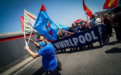 Whirlpool Napoli, protesta degli operai all’aeroporto di Capodichino