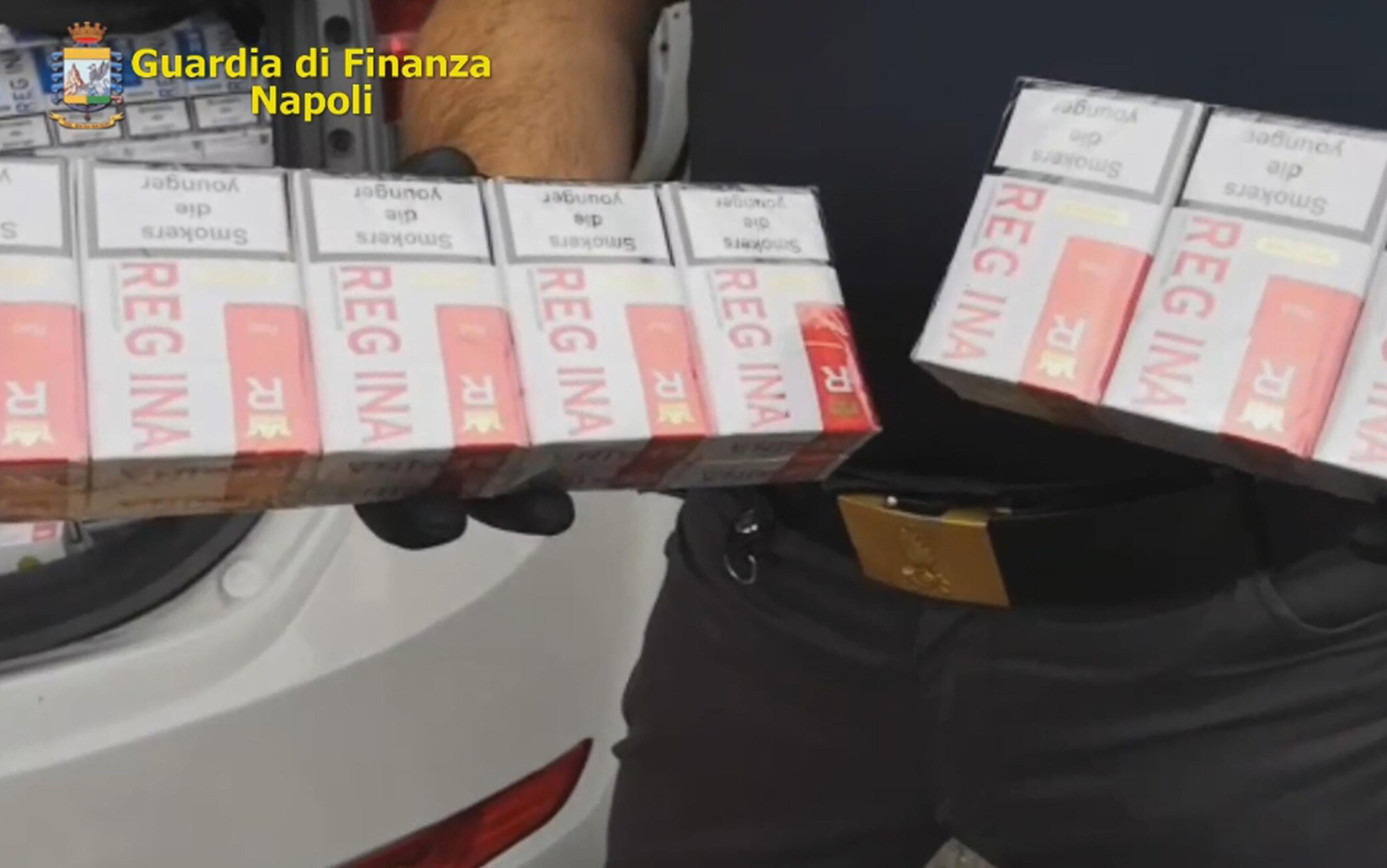 Un fermo immagine tratto da un video della guardia di finanza di Napoli, 10 ottobre 2020: Oltre 246 kg si sigarette sequestrate e due contrabbandieri arrestati. E' il bilancio di alcuni controlli messi in atto dal Comando Provinciale della Guardia di Finanza di Napoli a Marano (Napoli). Sono stati i finanzieri del Gruppo di Nola, durante un controllo su strada, a fermare un'autovettura guidata da uno dei due pluripregiudicati; eseguendo un controllo hanno scoperto diverse casse di sigarette, circa 130 kg, nascoste sotto un'infrastruttura telonata scura. Le successive perquisizioni, estese al garage nella loro disponibilità, hanno portato al sequestro di un altro quintale abbondante di "bionde".
ANSA/GUARDIA DI FINANZA EDITORIAL USE ONLY NO SALES
