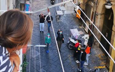Scuole chiuse in Campania, a Napoli maestro fa “didattica ai balconi”