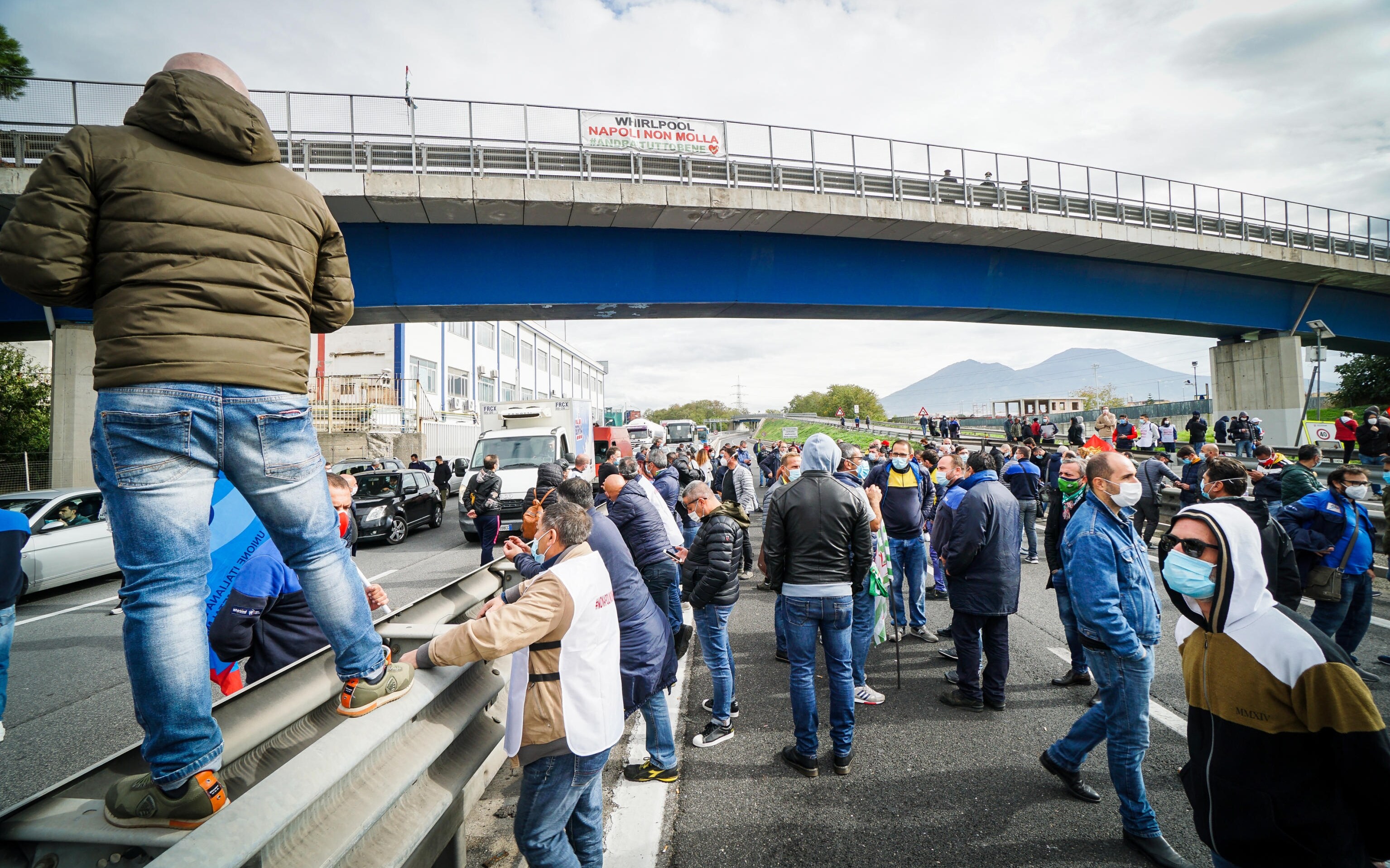 Gli operai Whirlpool bloccano l'autostrada