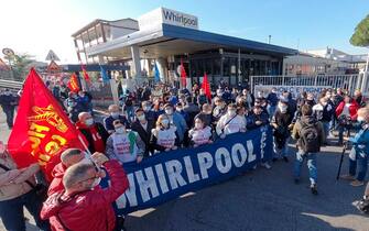 La protesta nella stazione Centrale di Napoli degli operai della Whirlpool partiti in corteo dalla fabbrica di via Argine, Napoli, 3 novembre  2020.
ANSA / CESARE ABBATE