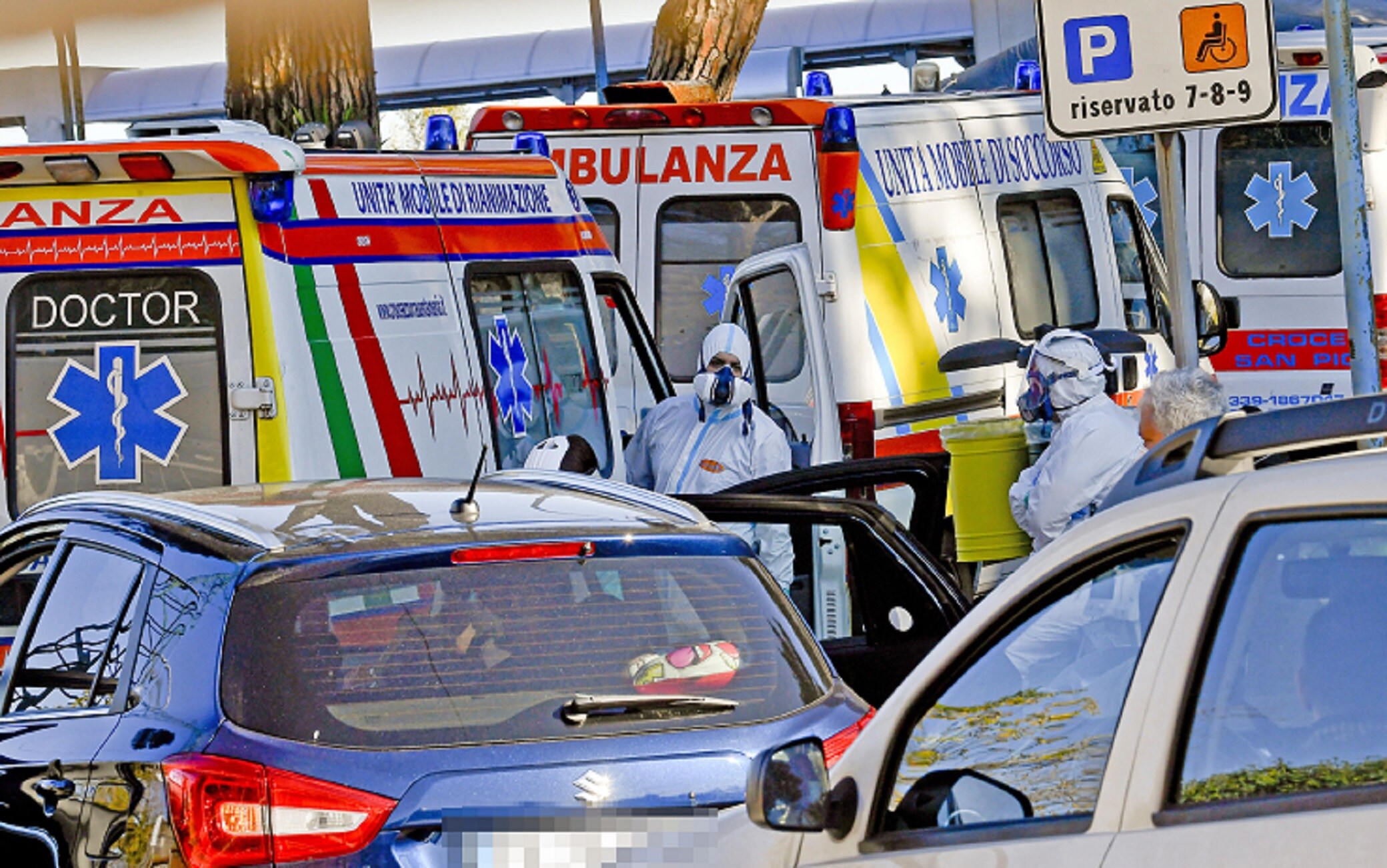 Le ambulanze in fila