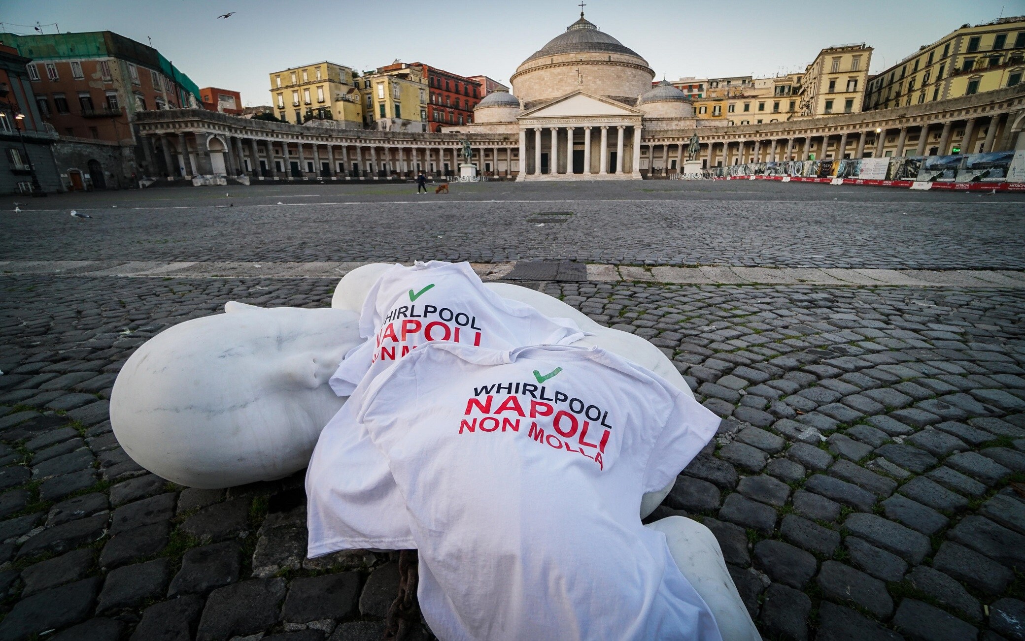 La statua del bimbo in catene di Jago coperta dalle magliette Whirlpool 'Look down', il bimbo in catene di Jago in piazza del Plebiscito a Napoli, da oggi, ha una maglietta: è' quella degli operai della Whirlpool di Napoli, che hanno vestito la statua in marmo, installata in piazza qualche giorno fa, 08 novembre 2020
ANSA/CESARE ABBATE
