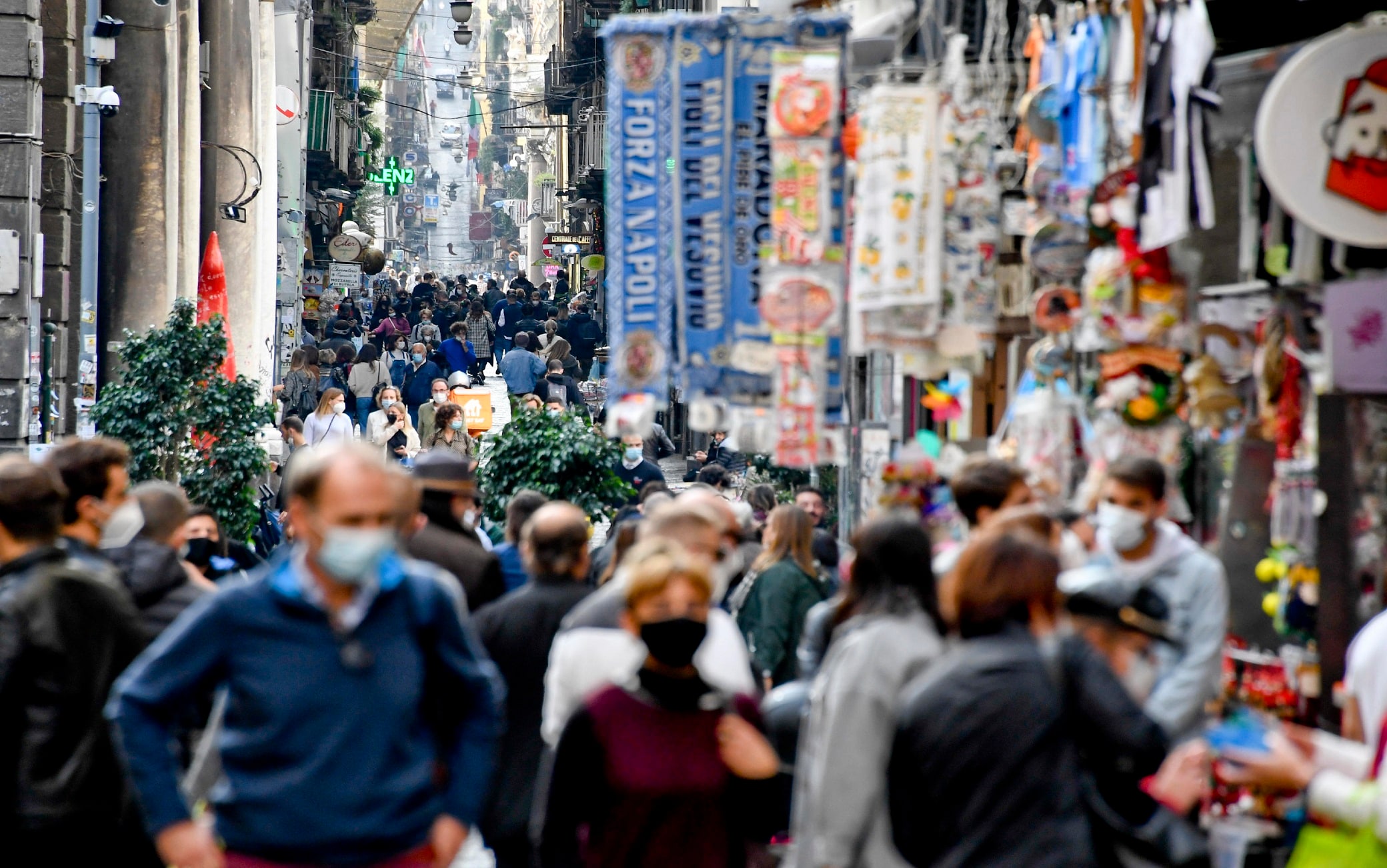 Folla di passanti nel centro storico di Napoli e nei vicoli degli artigiani del presepe nell'ultimo giorno di libera circolazione prima dell'entrata della Campania in ' Zona Rossa' Folla di passanti nel centro storico di Napoli e nei vicoli degli artigiani del presepe nell'ultimo giorno di libera circolazione prima dell'entrata della Campania in ' Zona Rossa' ad alto rischio di contagio e diffusione del covid-19, 14 novembre 2020. ANSA / CIRO FUSCO