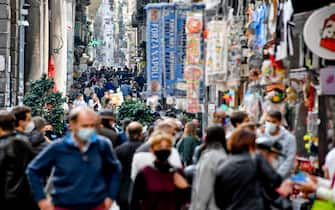 Folla di passanti nel centro storico di Napoli e nei vicoli degli artigiani del presepe nell'ultimo  giorno di libera circolazione prima dell'entrata della Campania in ' Zona Rossa' ad alto rischio di contagio e diffusione del covid-19, 14  novembre  2020. ANSA / CIRO FUSCO