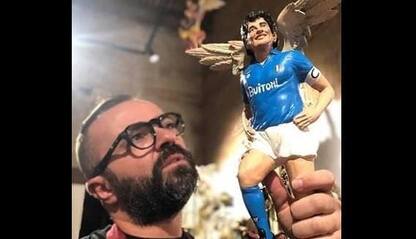 Napoli, artigiano realizza statua del presepe di Maradona con le ali