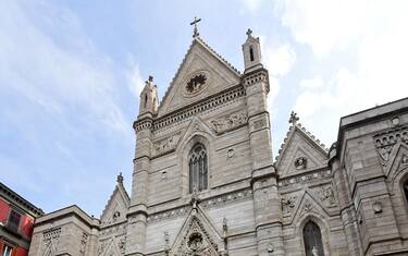 Nl giorno del ' miracolo' di San Gennaro operai della Whirpool davanti al Duomo di Napoli indossano magliette con la scritta "Whirlpool Napoli non molla" durante l'esposizione da parte del cardinale Crescenzio Sepe della teca contenente il sangue liquefatto del Patrono, 19 settembre 2019
ANSA / CIRO FUSCO