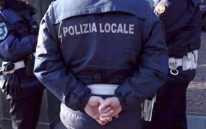 Roma, svaligiano l'auto dei vigili mentre gli agenti sono al bar