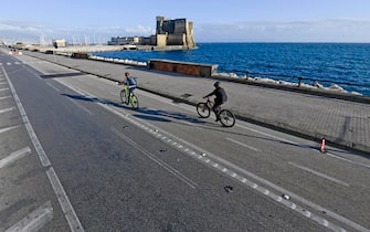 Pochissimi passanti su via Caracciolo a Napoli con i divieti imposti dalla zona Rossa fatti rispettare dalle forze dell'ordine che presidiano il lungomare,  13   marzo  2021
 ANSA/CIRO FUSCO