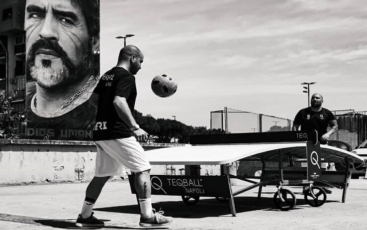 Due "tegers" si sfidano sul tavolo curvo sotto il murales di Maradona a Napoli Due "tegers" si sfidano sul tavolo curvo sotto il murales di Maradona a Napoli