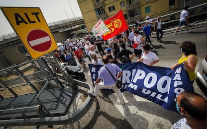 Whirlpool, operai Napoli bloccano l'autostrada