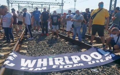 Napoli, protesta operai Whirlpool in stazione treni e piazza Garibaldi