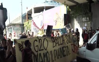 Proteste G20 Napoli, lancio di oggetti contro la polizia. VIDEO
