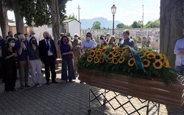 I funerali, nella chiesetta del cimitero di Paternopoli (Avellino), di Libero De Rienzo, 'Picchio', l'attore trovato morto nella sua abitazione a Roma il 16 luglio all'età di 44 anni, 22 luglio 2021.
ANSA/ ANTONIO NARDELLI