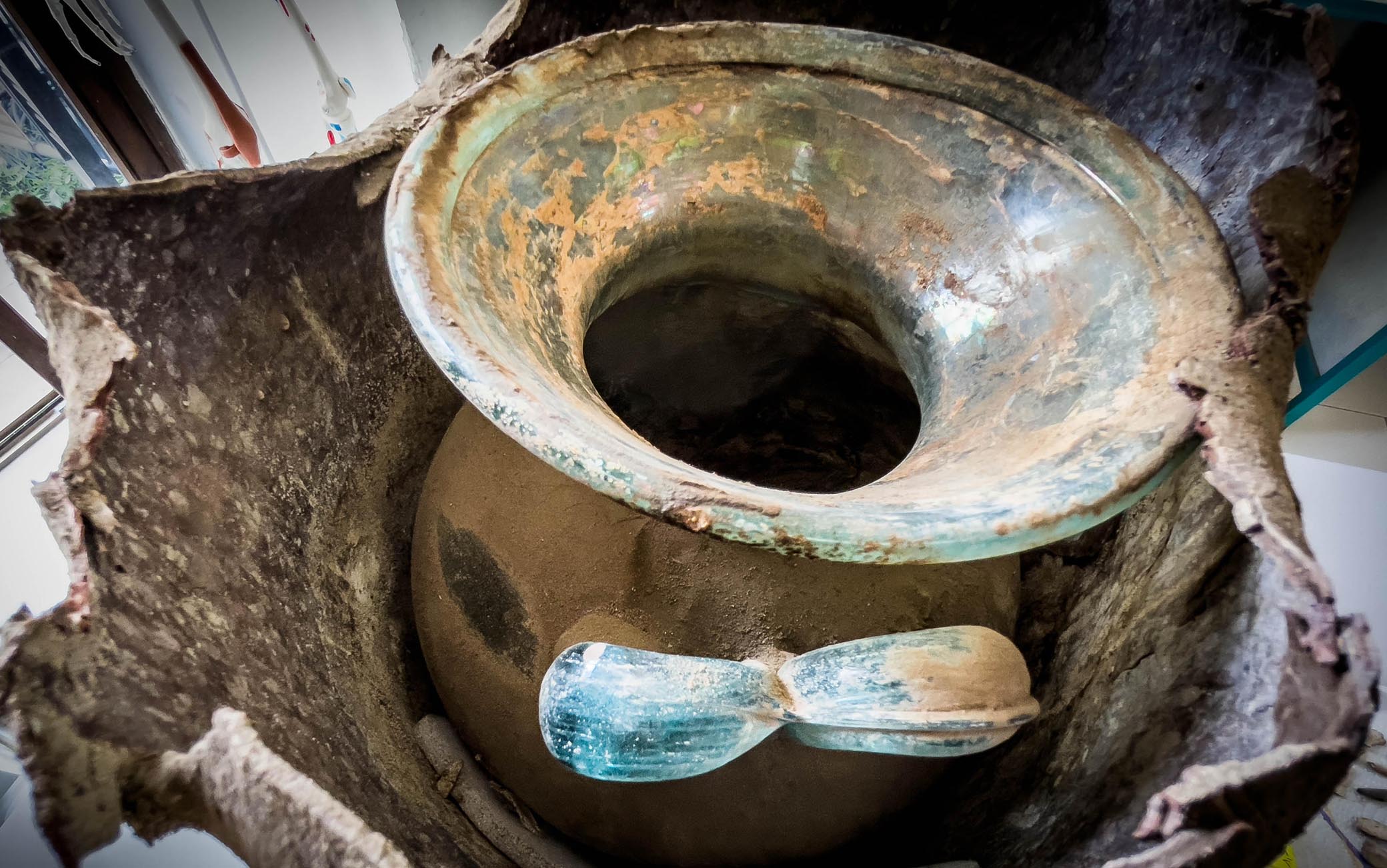 Rinvenuta Tomba a Pompei. Rinvenuta una tomba con resti umani e suppellettili presso la necropoli di Porta Sarno, a est dell’antico centro urbano di Pompei. Sulla lastra marmorea posta sul frontone della tomba un’iscrizione commemorativa del proprietario Marcus Venerius Secundio richiama, straordinariamente, lo svolgimento a Pompei di spettacoli in lingua greca, mai prima attestati in maniera diretta.
Si tratta dell’ultima scoperta di Pompei, avvenuta nel corso di una campagna di scavo promossa nell’area della necropoli di Porta Sarno, dal Parco Archeologico di Pompei e dall’Università Europea di Valencia Napoli 16 Agosto 2021. ANSA/CESARE ABBATE
